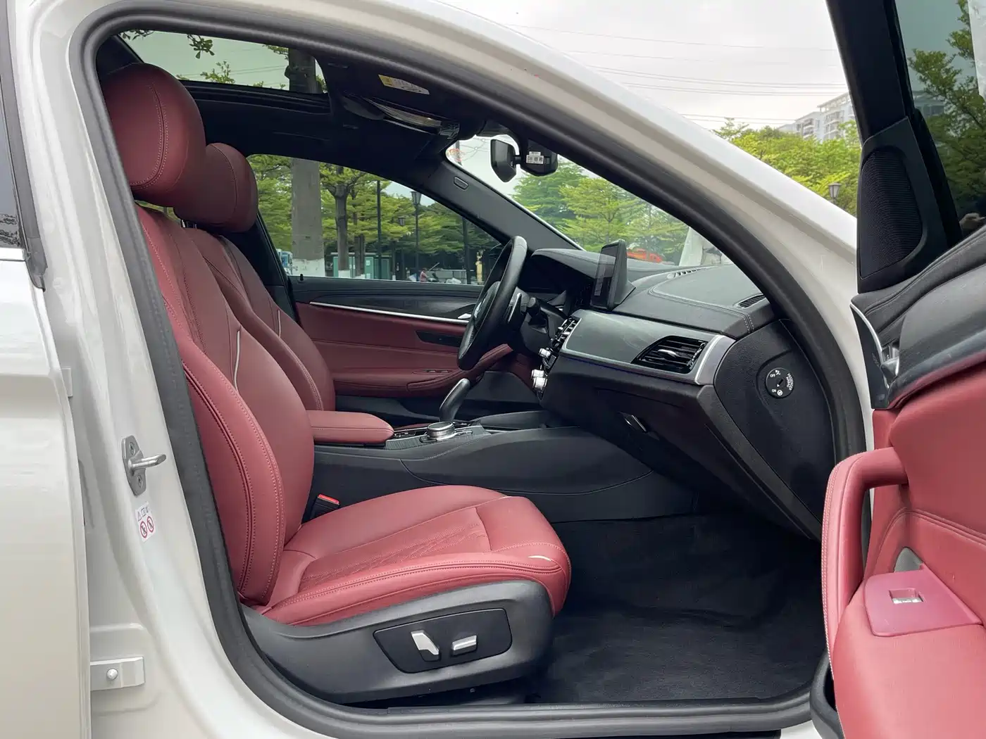 BMW 5 Series 2023 530Li Leading M Sport Package фото 15
