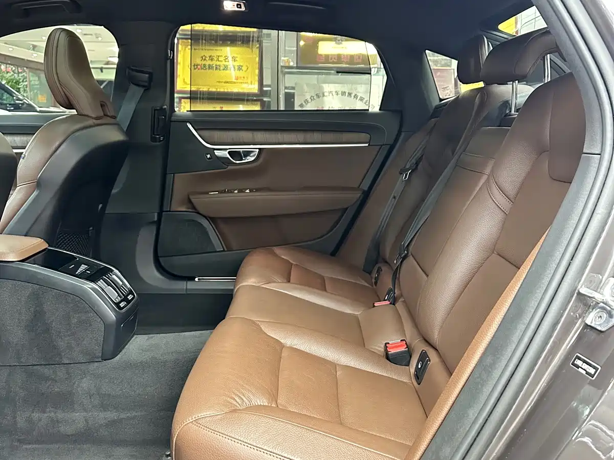 Фото 8 - Volvo S90