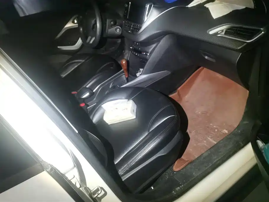 Peugeot 2008 2014 1.6L Automatic Fashion Edition фото 8