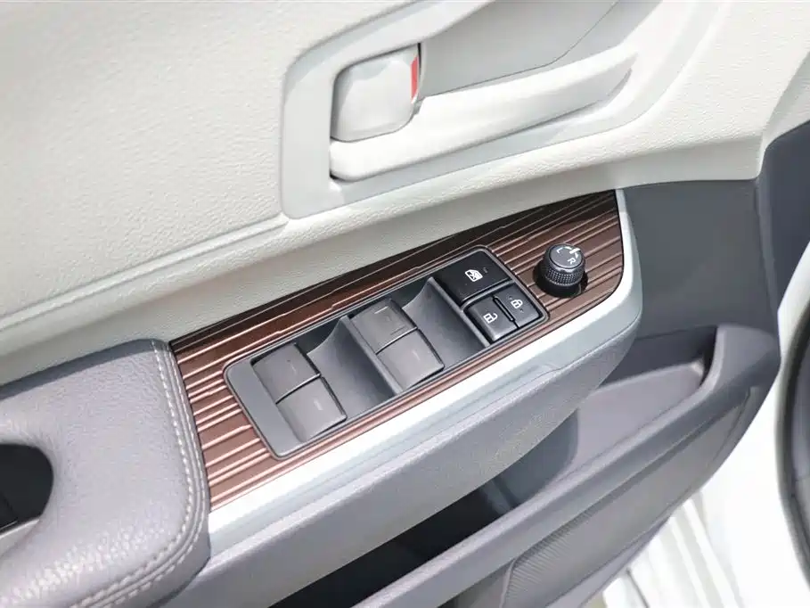 Toyota Granvia 2023 2.5L Hybrid Luxury Edition фото 11