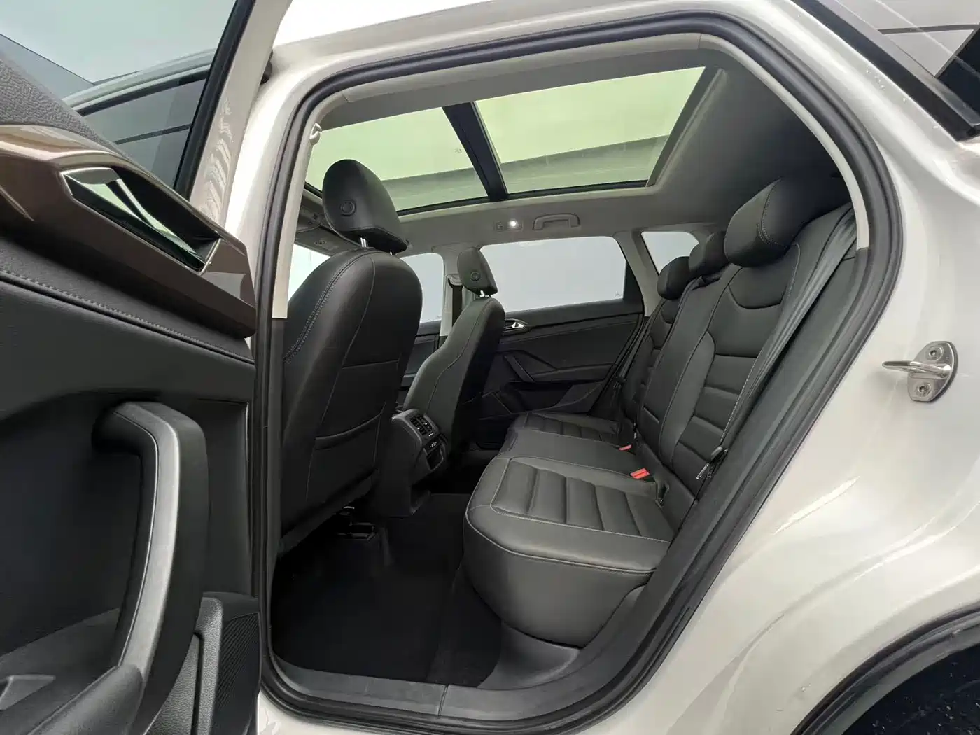 Volkswagen Tharu 2022 280TSI FWD Luxury Edition фото 13