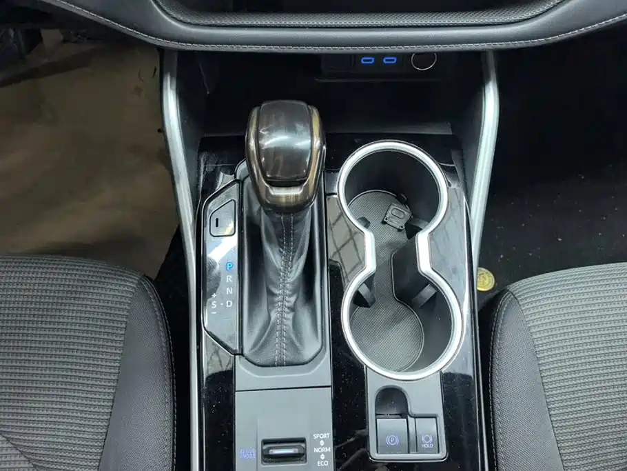 Фото 16 - Toyota Crown Kluger