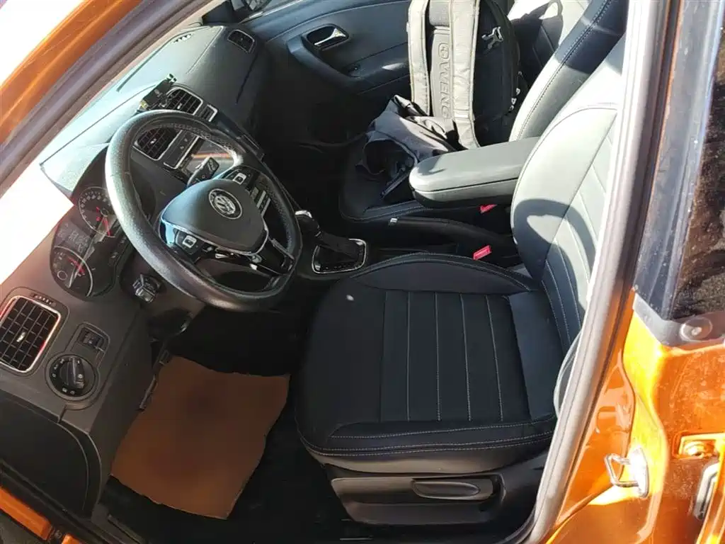 Volkswagen Polo 2016 1.6L Cross Polo Automatic фото 15