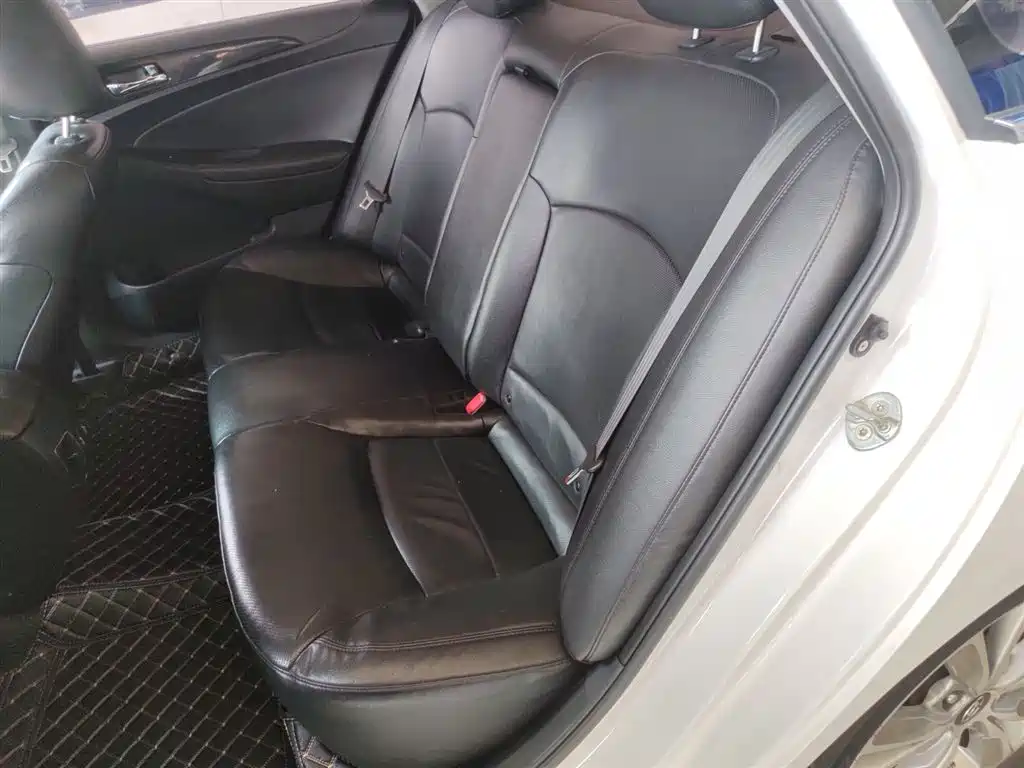 Hyundai Sonata 2015 Classic 2.0L Automatic Luxury Edition фото 17