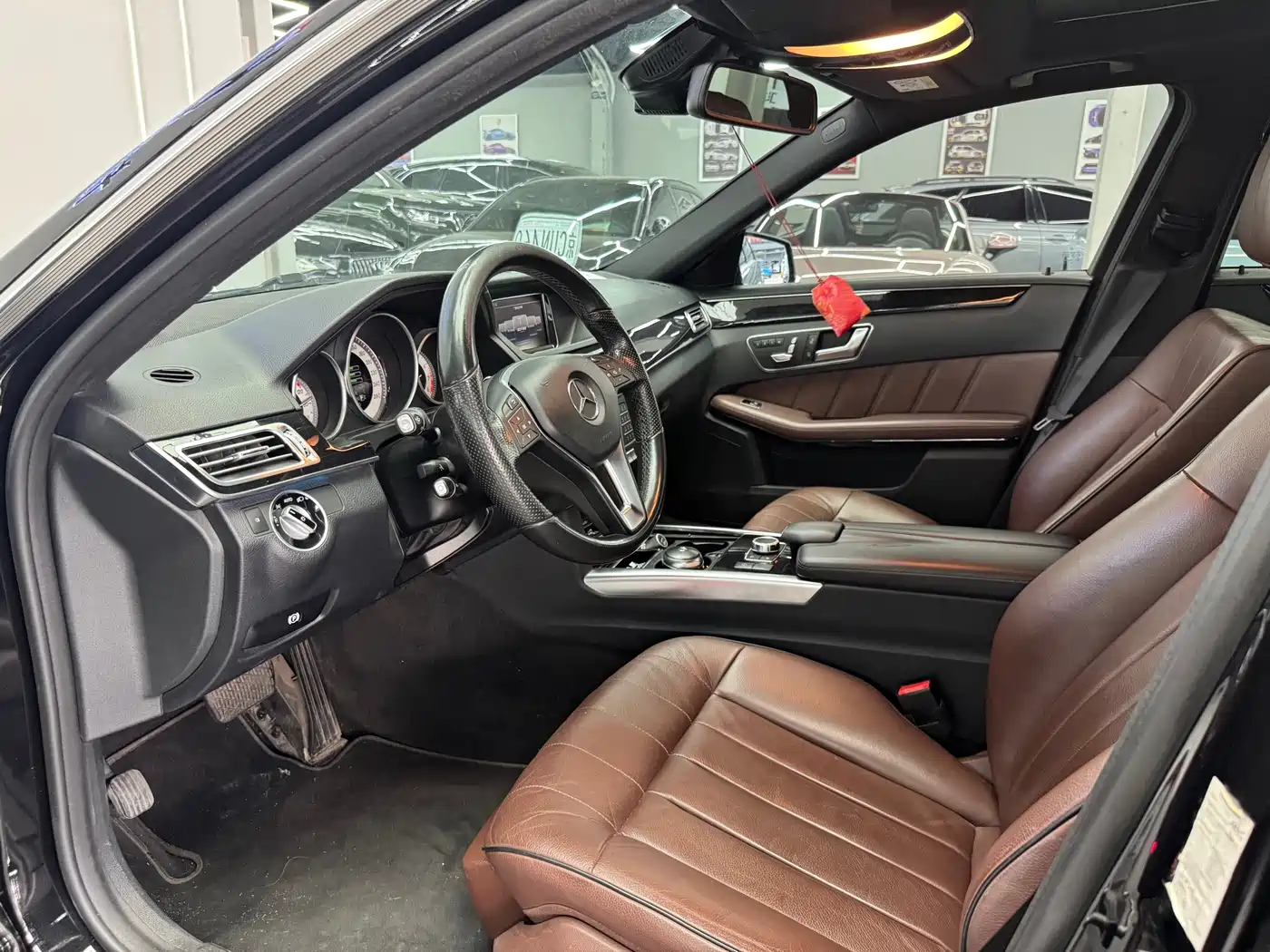 Фото 10 - Mercedes-Benz E-Class