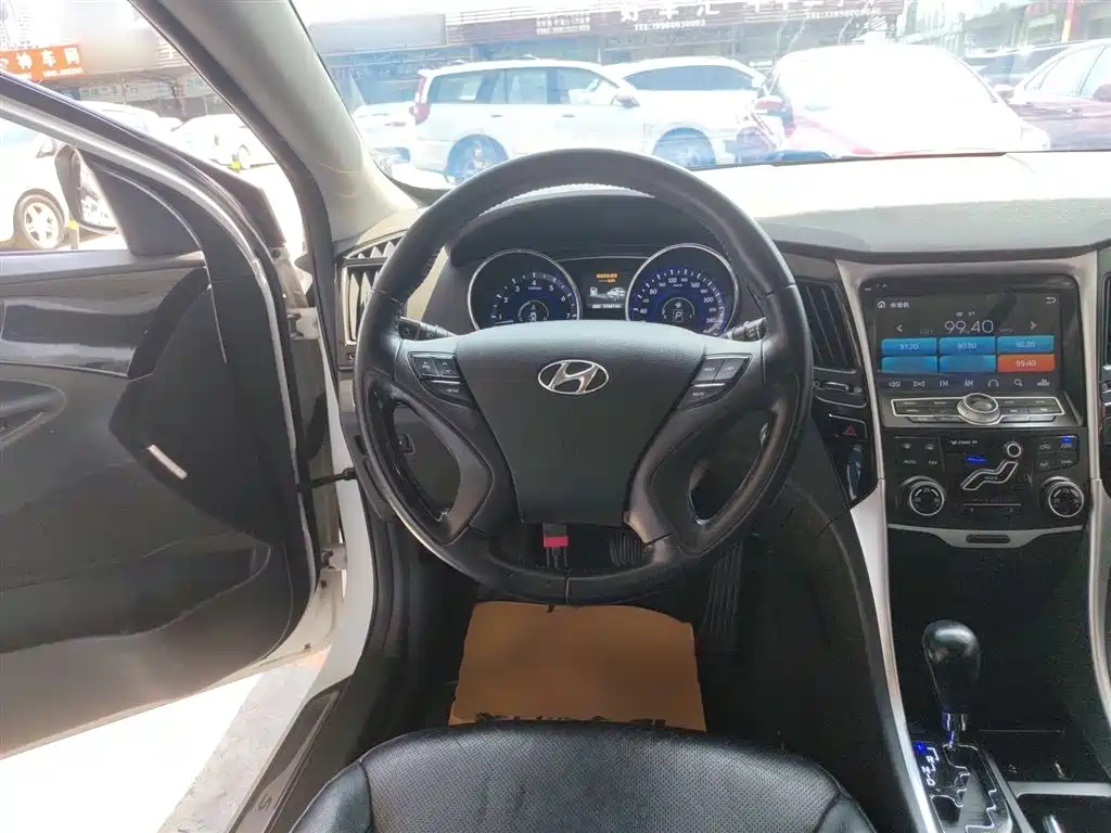 Hyundai Sonata 2015 Classic 2.0L Automatic Luxury Edition фото 11
