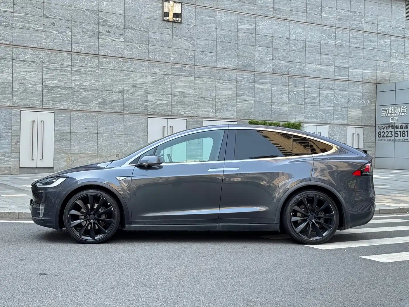 TESLA MODEL X
