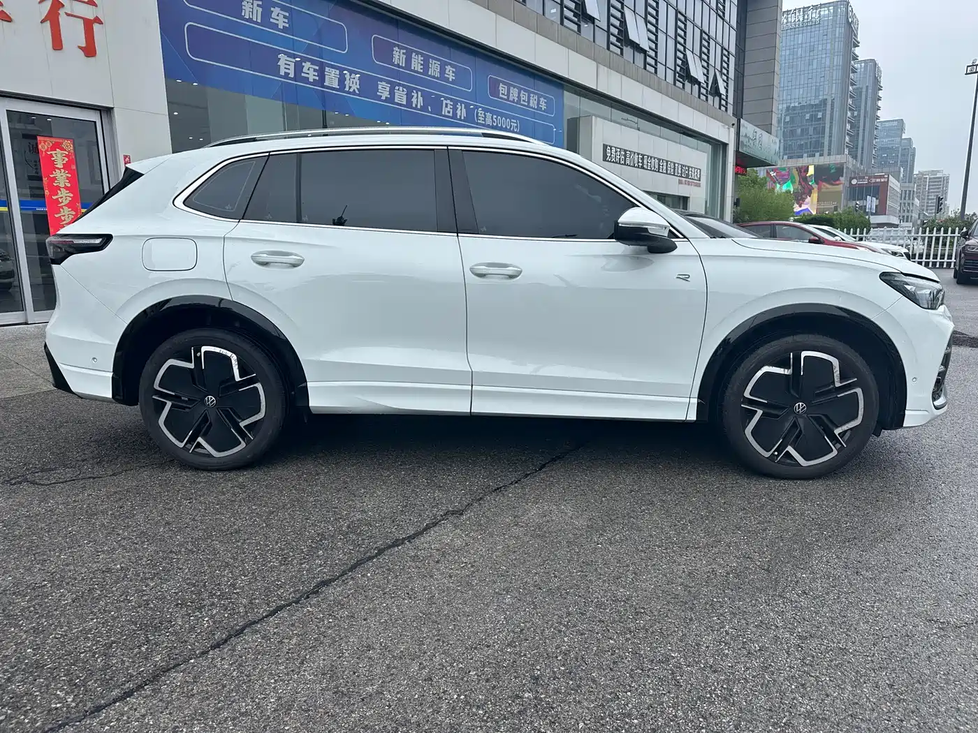 Volkswagen Tiguan L 2024 PRO 380TSI 4WD R-Line Premium Edition фото 4