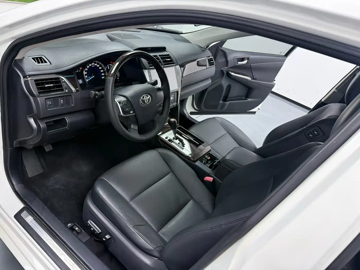 Toyota Camry 2015 2.0G Leading Edition фото 7