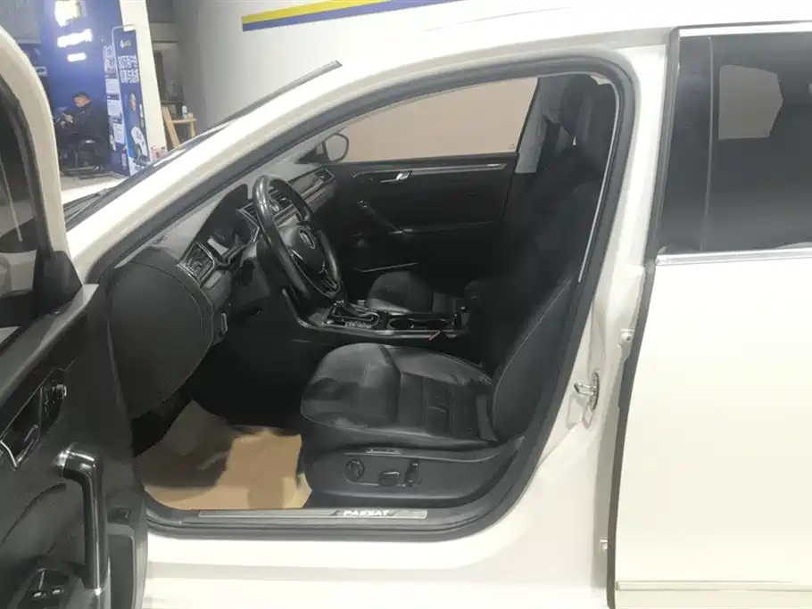 Volkswagen Passat 2016 330TSI DSG Executive Edition фото 9