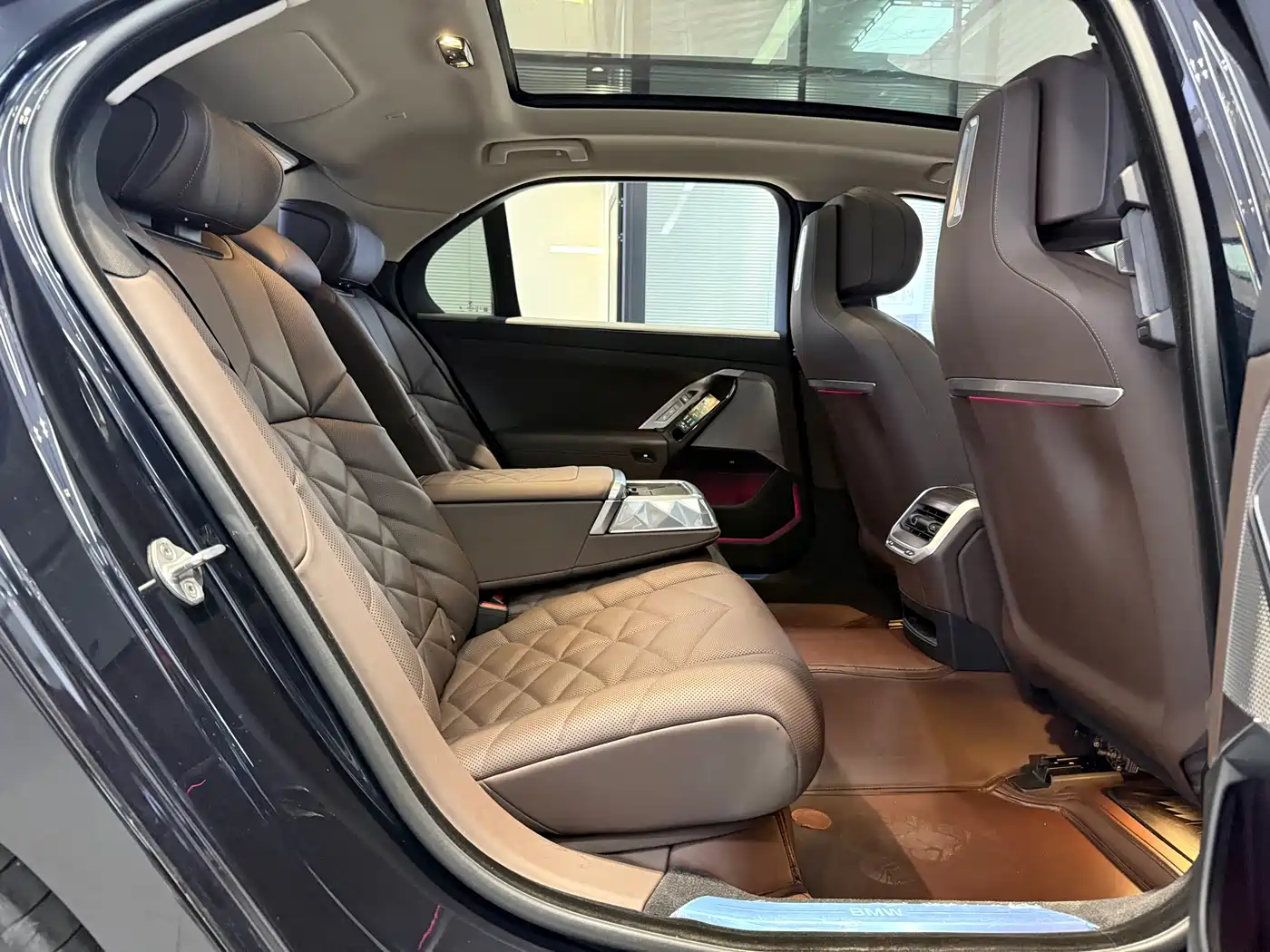 BMW 7 Series 2023 Model 735Li Luxury Package фото 11
