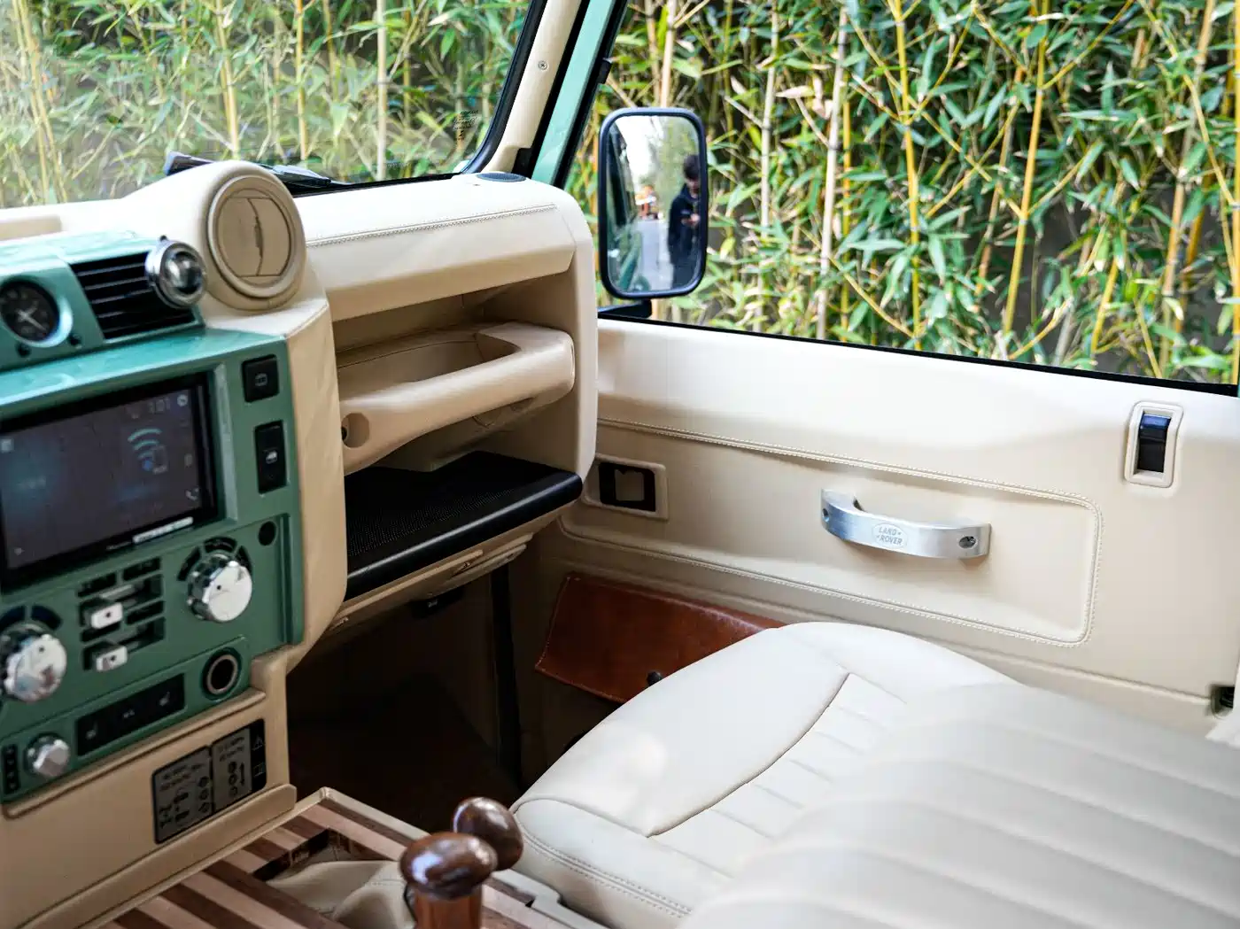 Land Rover Defender фото 14