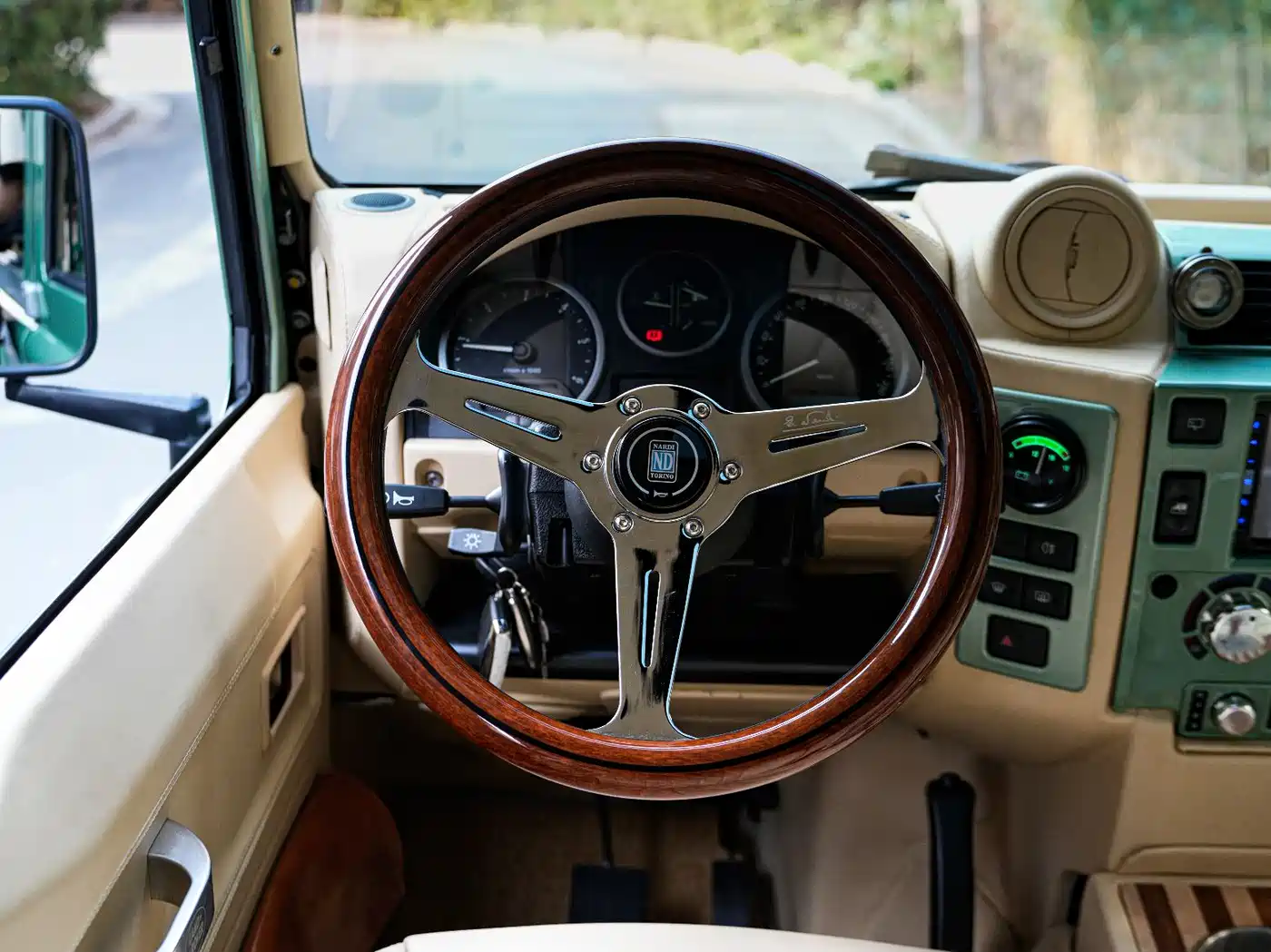 Land Rover Defender фото 15