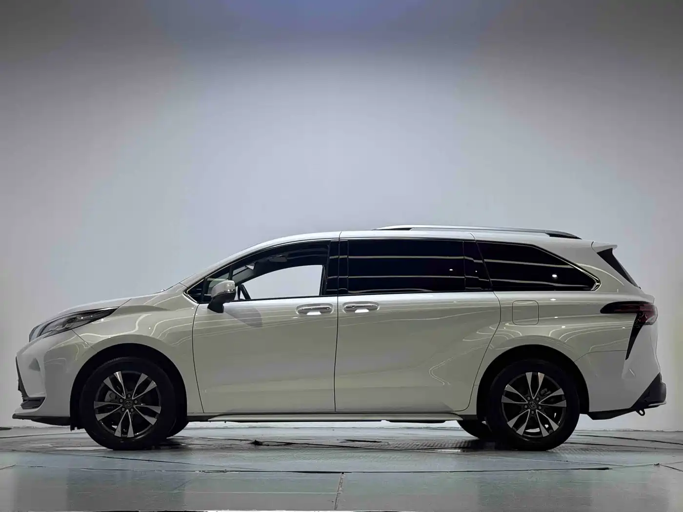 Photo 15 - Toyota Granvia