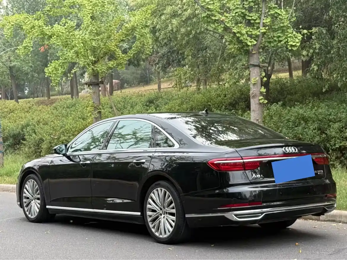 Фото 9 - Audi A8