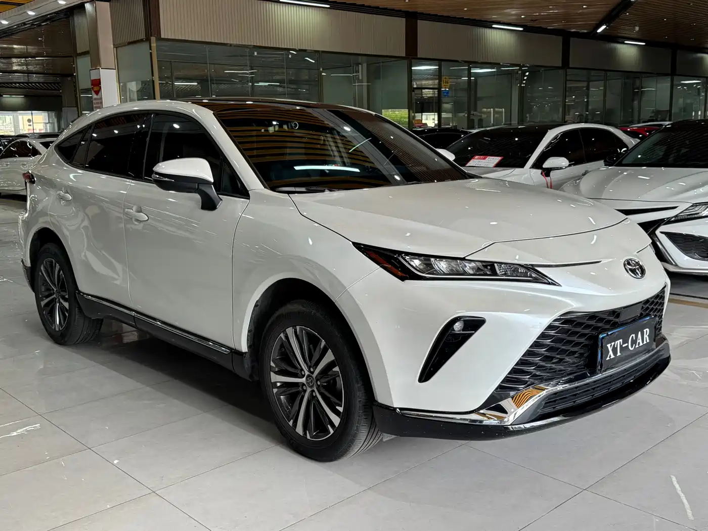 Toyota Venza 2023 2.0L CVT FWD Luxury фото 3