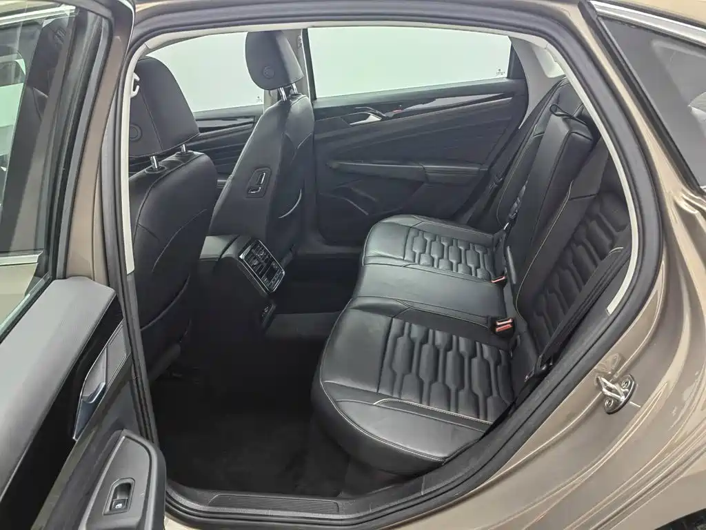 Фото 15 - Volkswagen Passat