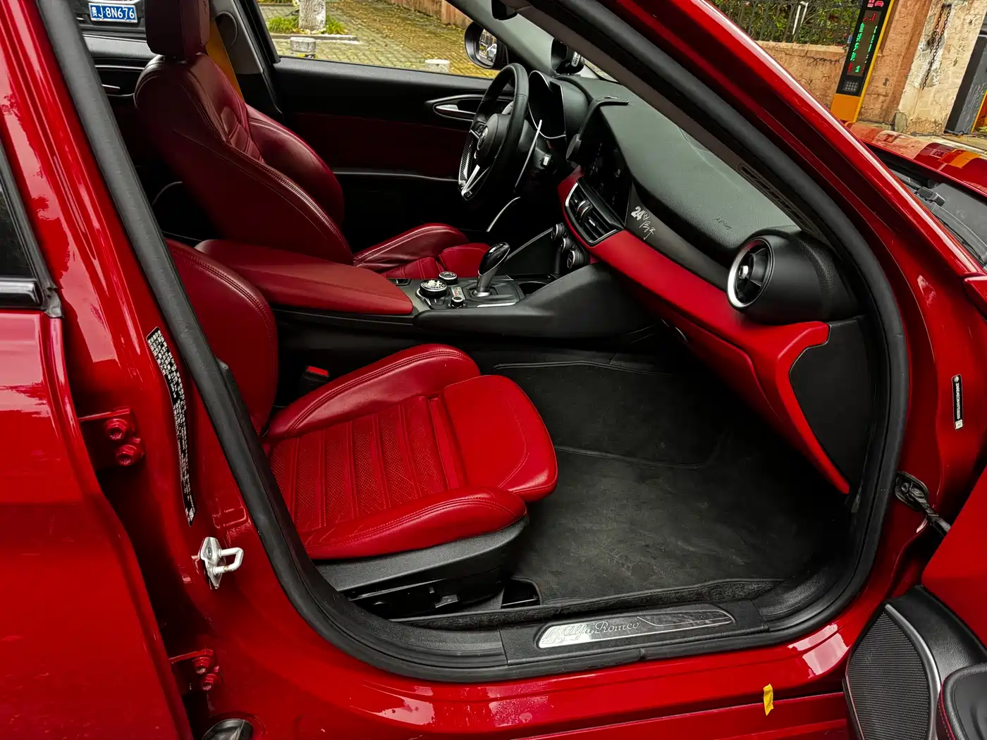 Alfa Romeo Giulia 2017 2.0T 280HP Luxury Edition фото 4