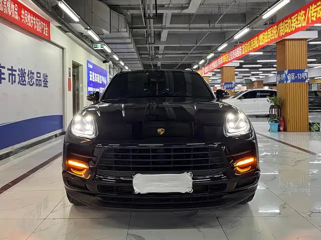 PORSCHE MACAN