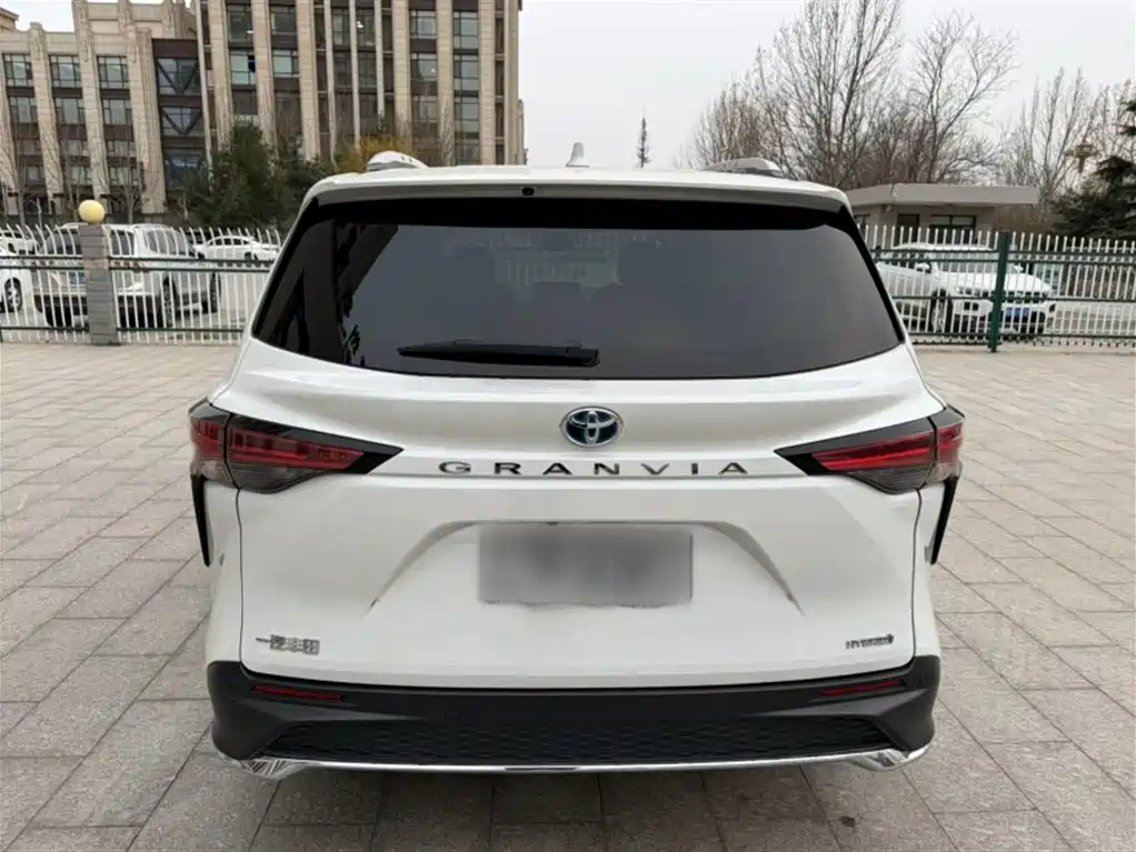 Toyota Granvia 2023 2.5L Hybrid Comfort Edition фото 11