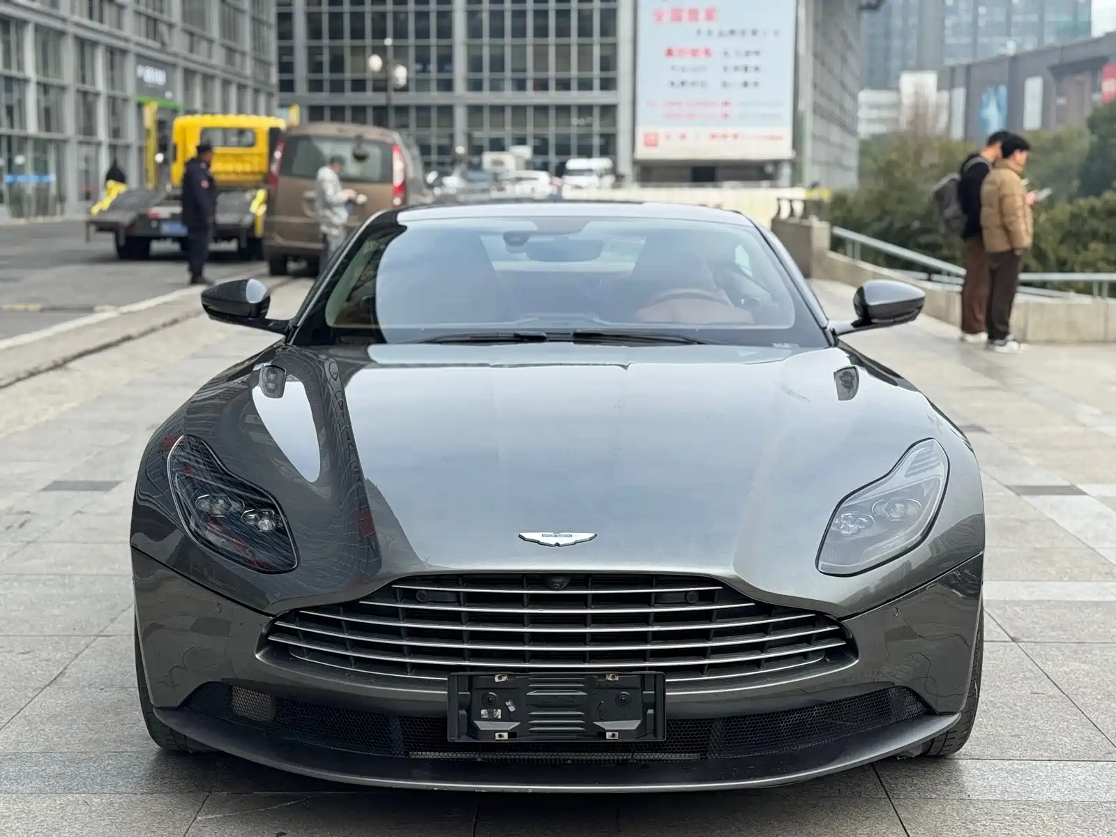 Фото 2 - Aston Martin DB11