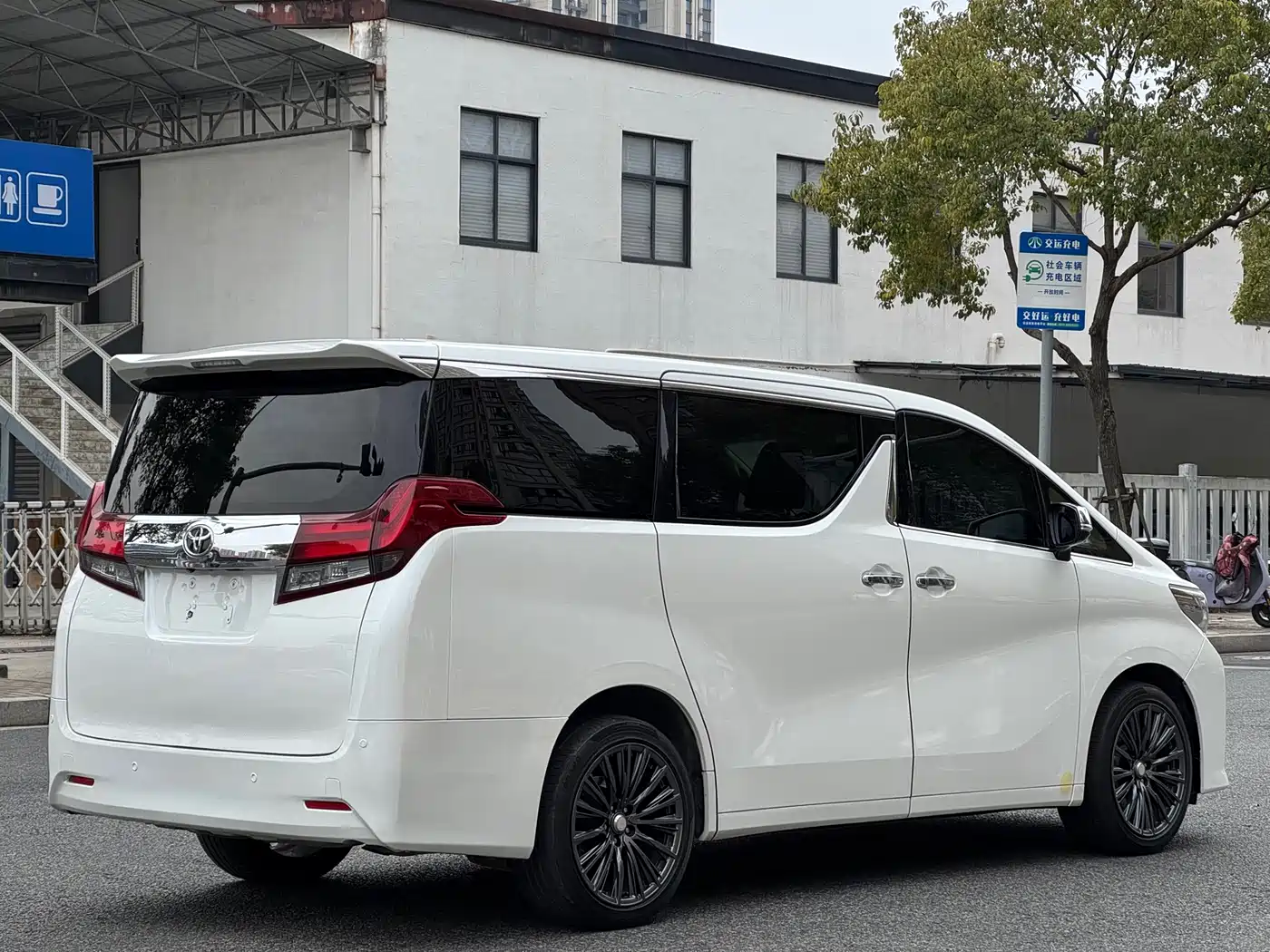 Toyota Alphard 2018 3.5L Premium фото 4