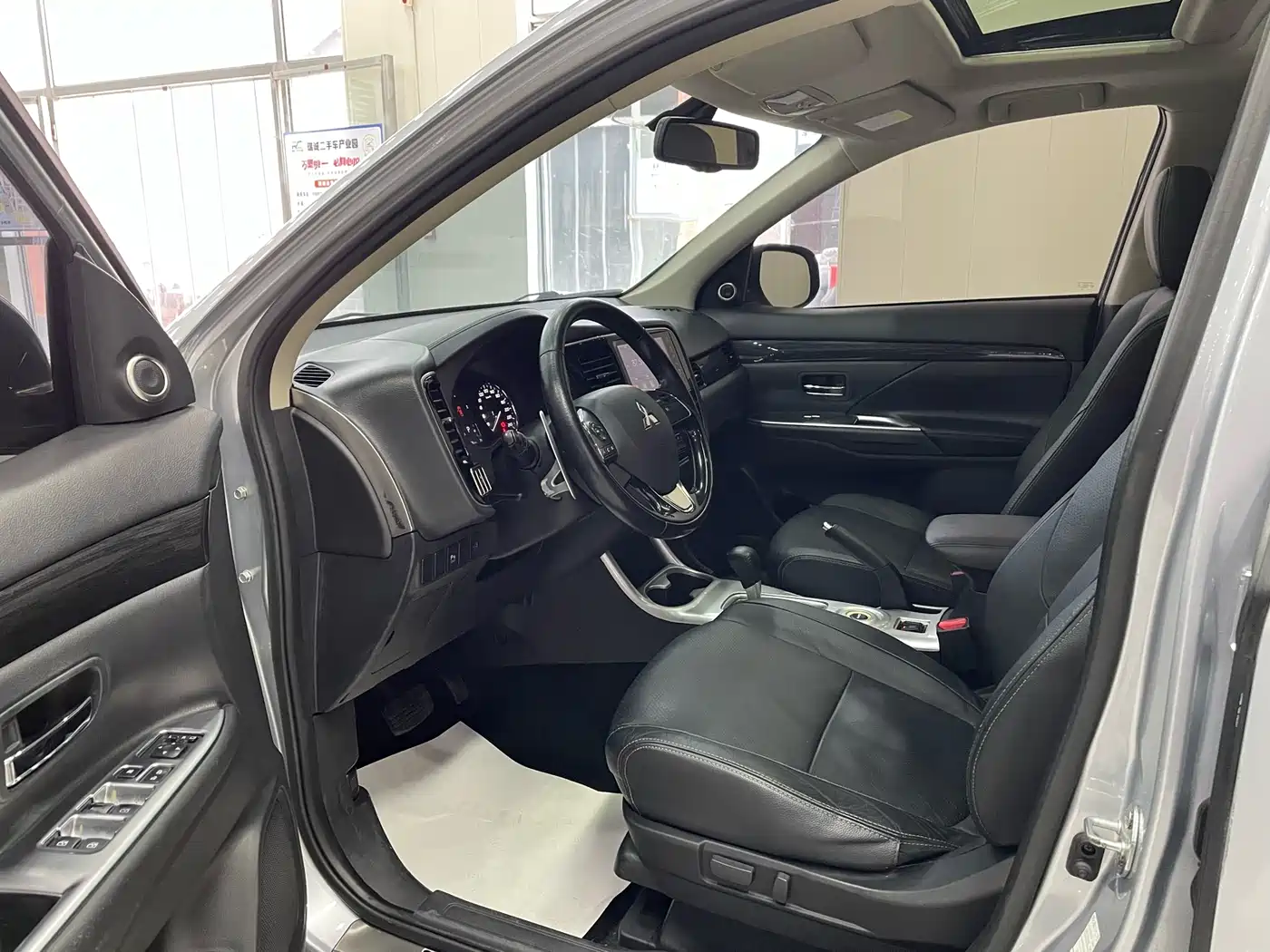 MITSUBISHI OUTLANDER