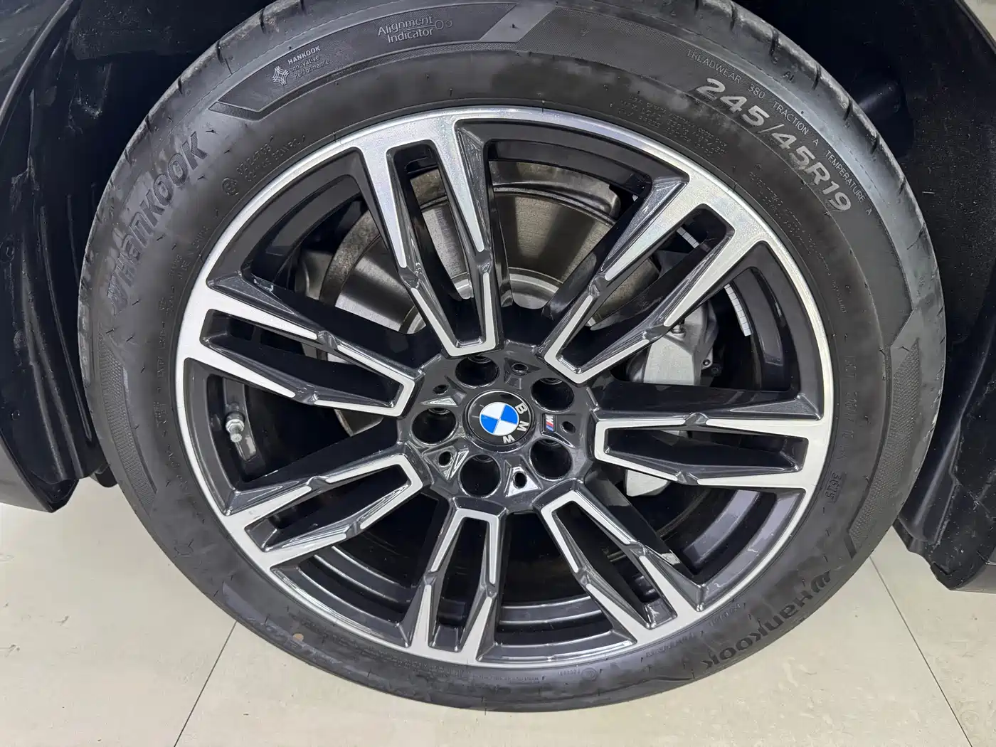 BMW 5 Series 2025 530Li Leading M Sport Package фото 6