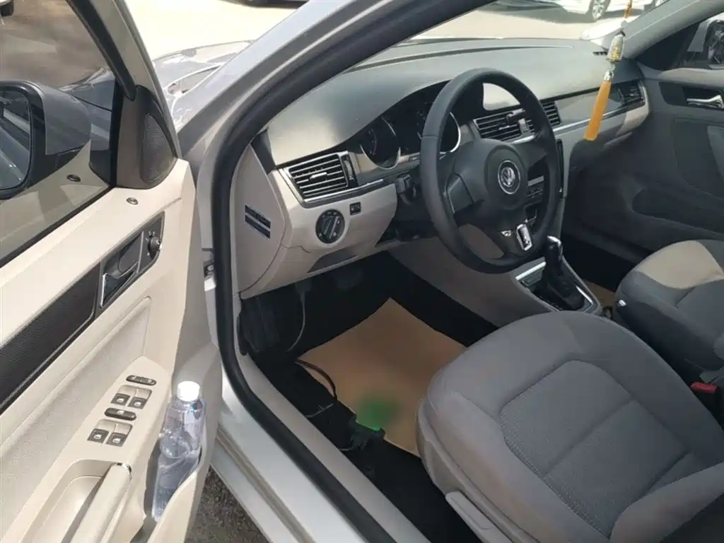 Volkswagen Bora 2014 1.6L Automatic Fashion Edition фото 16