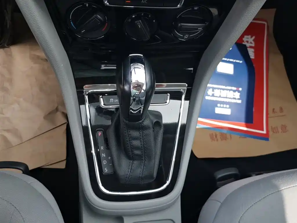 Volkswagen Bora 2014 1.6L Automatic Fashion Edition фото 14