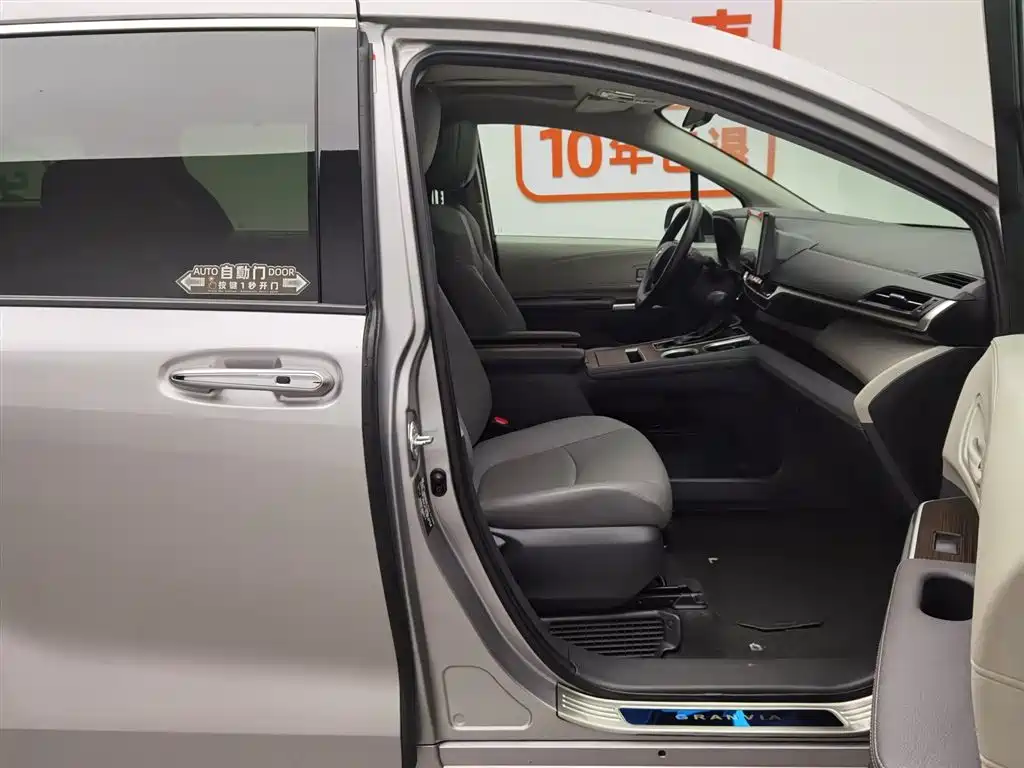 Toyota Granvia 2023 2.5L Hybrid Comfort Edition фото 23