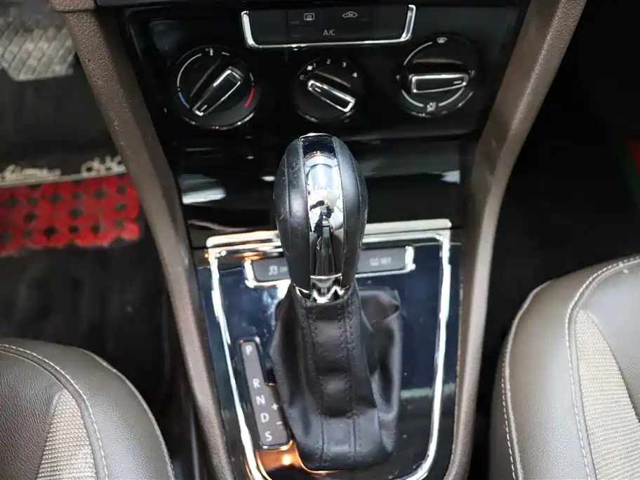 Volkswagen Bora 2014 1.6L Automatic Comfort Edition фото 14