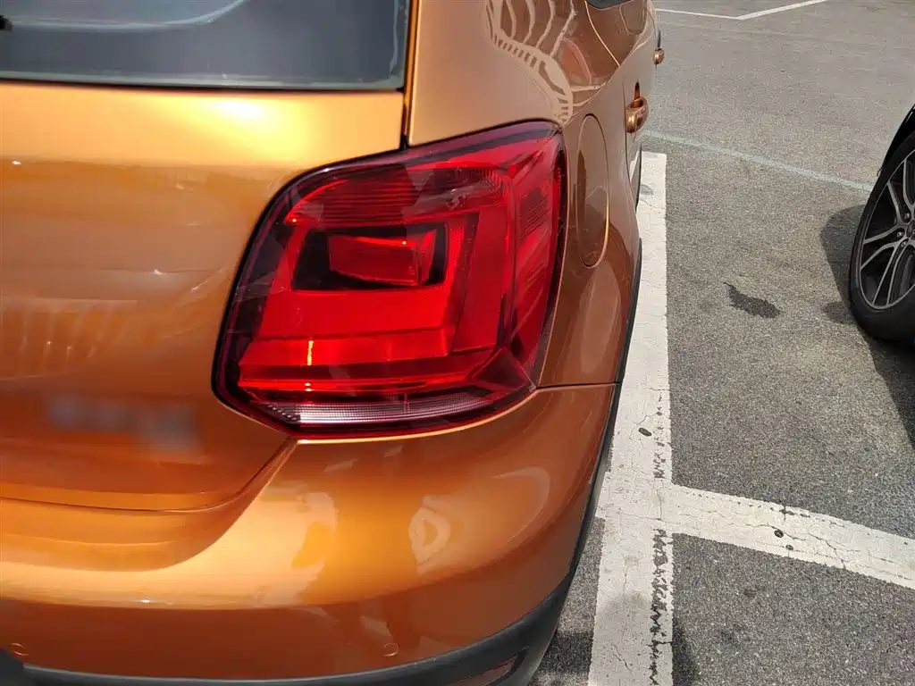 Volkswagen Polo 2016 1.6L Cross Polo Automatic фото 8