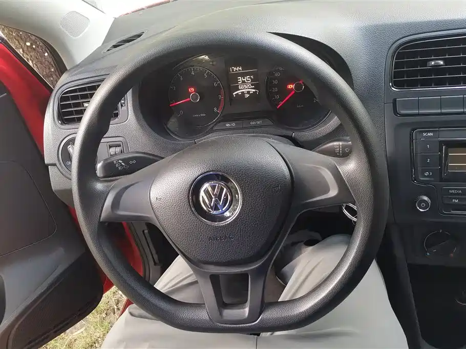 Volkswagen Polo 2014 1.4L Manual Trend Edition фото 15