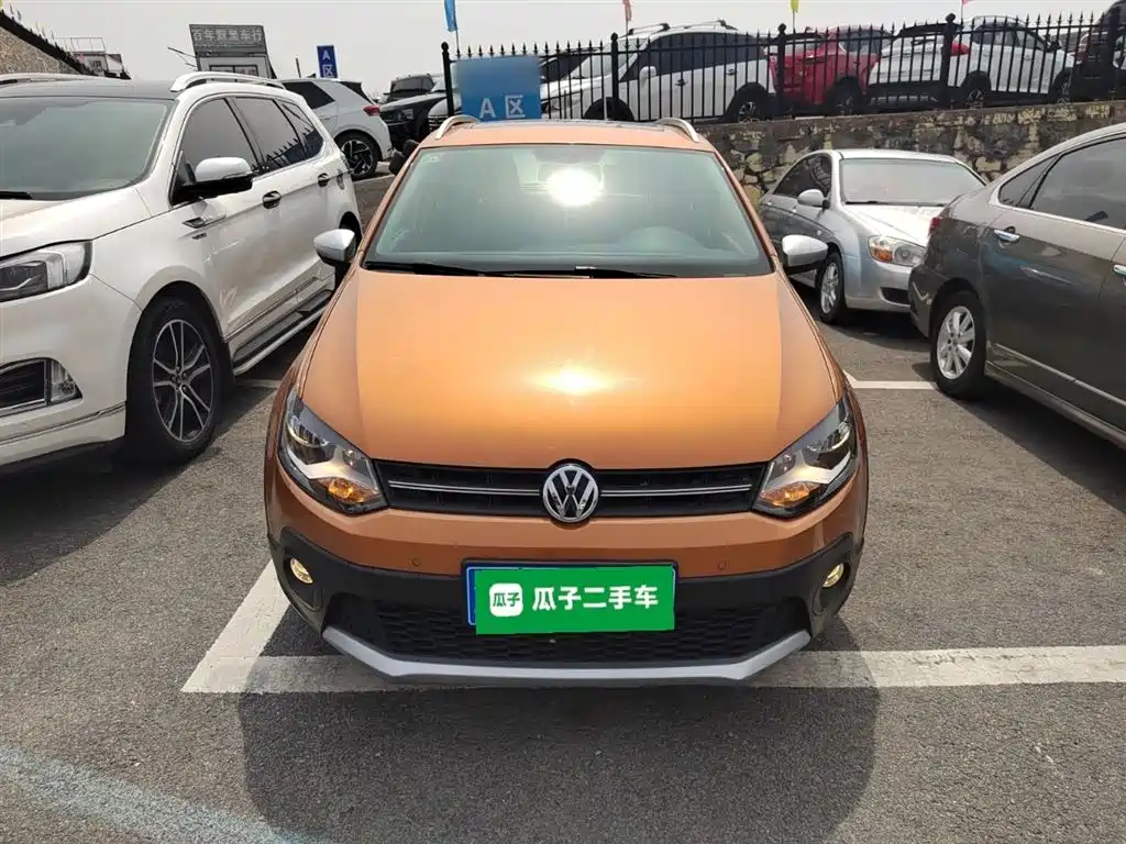 Volkswagen Polo 2016 1.6L Cross Polo Automatic фото 3