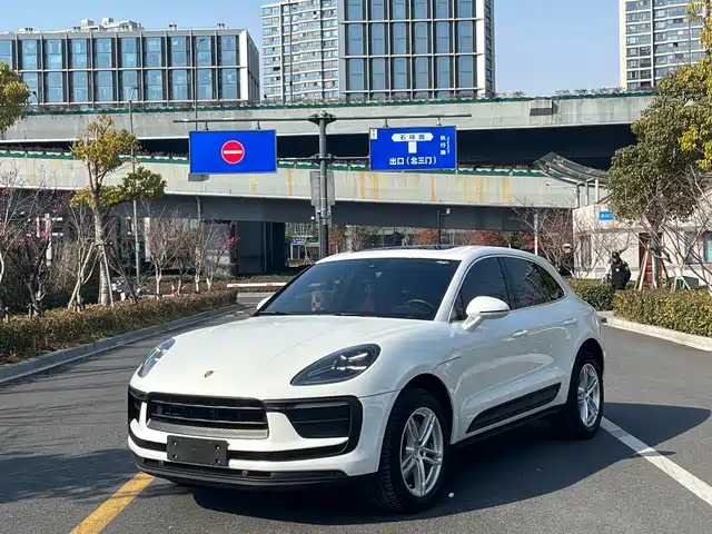 PORSCHE MACAN