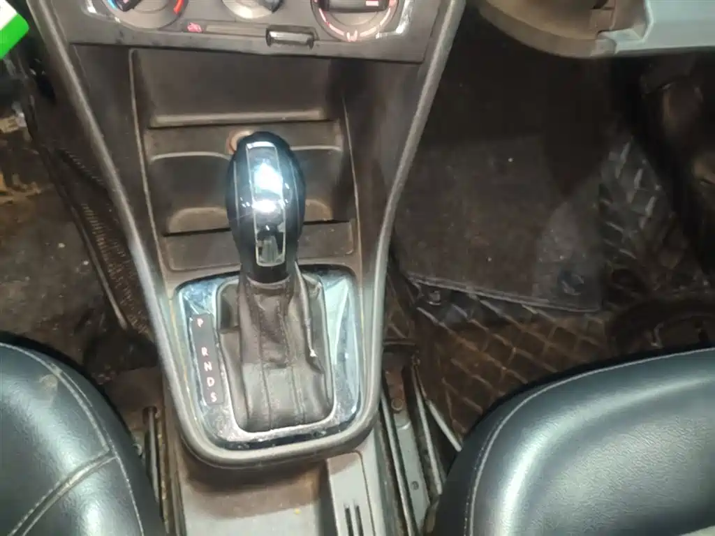 Volkswagen Santana 2015 1.6L Automatic Comfort Edition фото 14