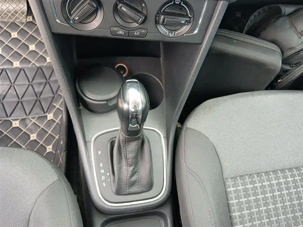 Volkswagen Polo 2014 1.4L Automatic Comfort Edition фото 10