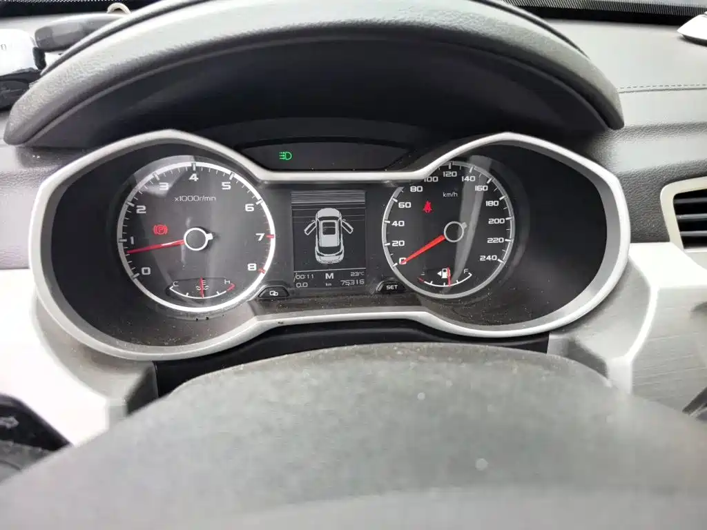 Фото 8 - Geely Atlas