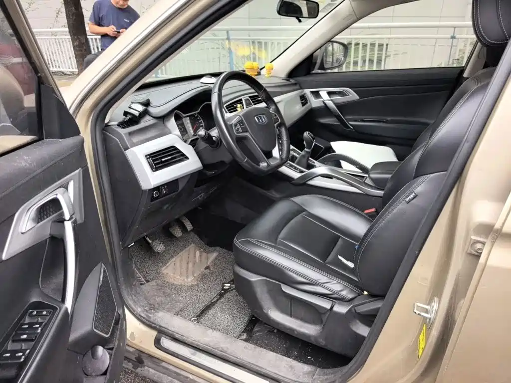 Фото 12 - Geely Atlas