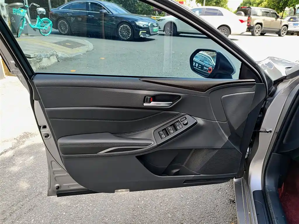 Toyota Avalon 2022 2.0L Luxury Edition фото 6