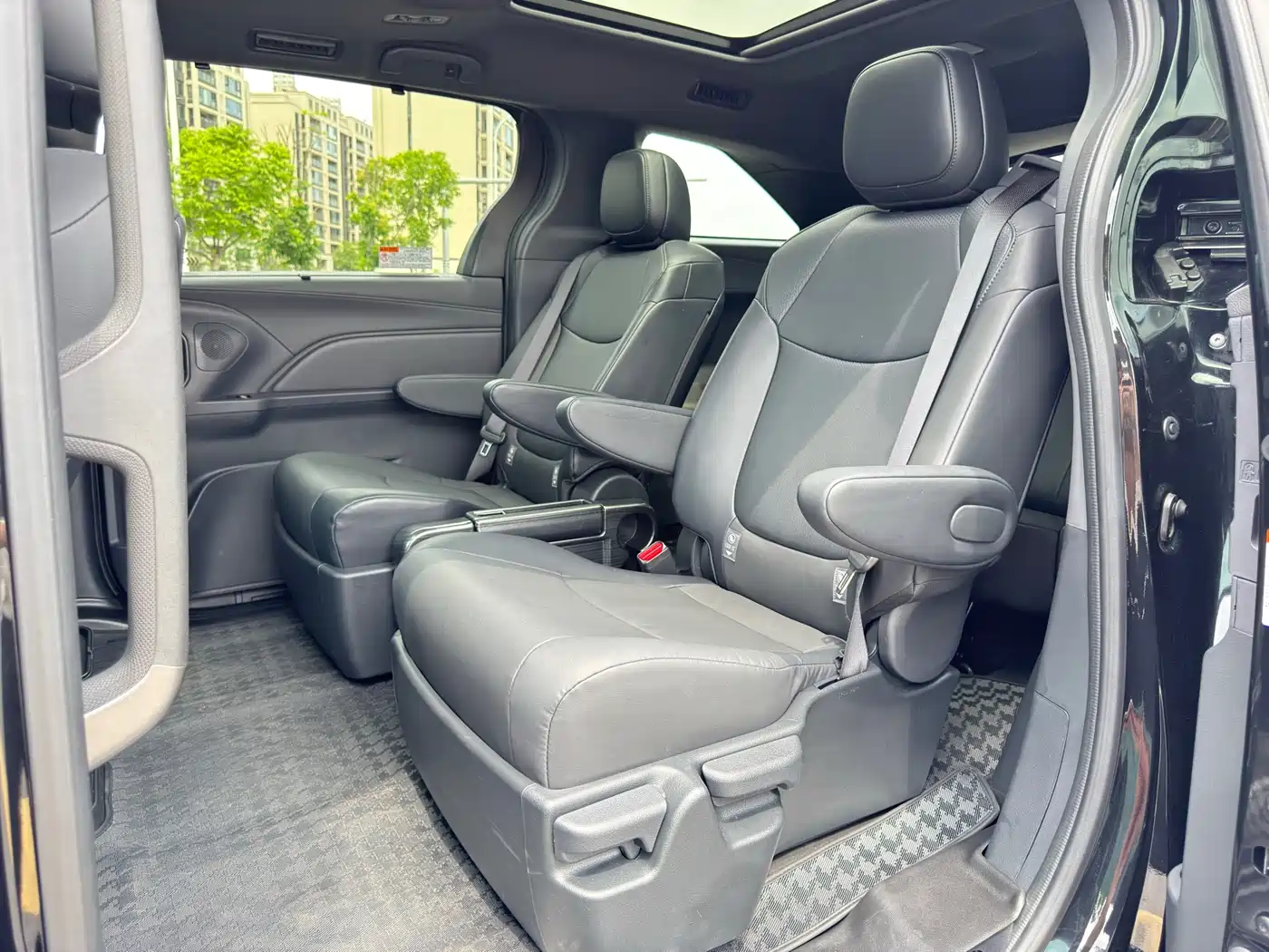 Toyota Granvia 2024 2.5L Hybrid Luxury фото 12