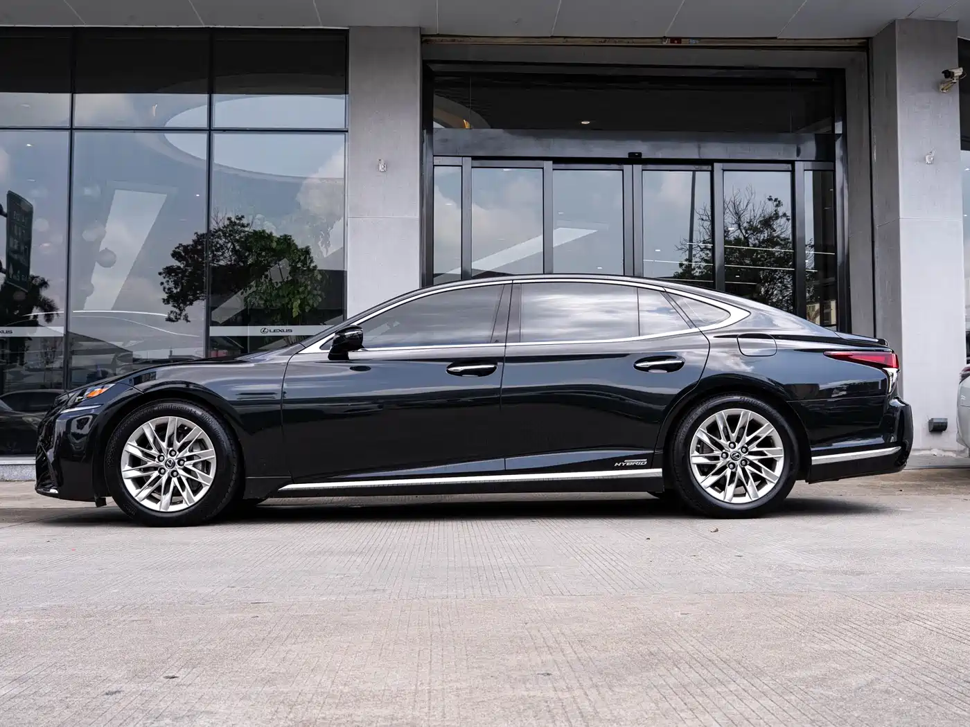 Lexus LS 2020 500h Luxury (China VI) фото 4