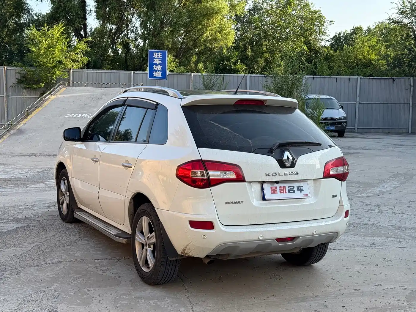 Renault Koleos (Import) 2012 2012 2.5L 4WD Comfort Navigation Edition
