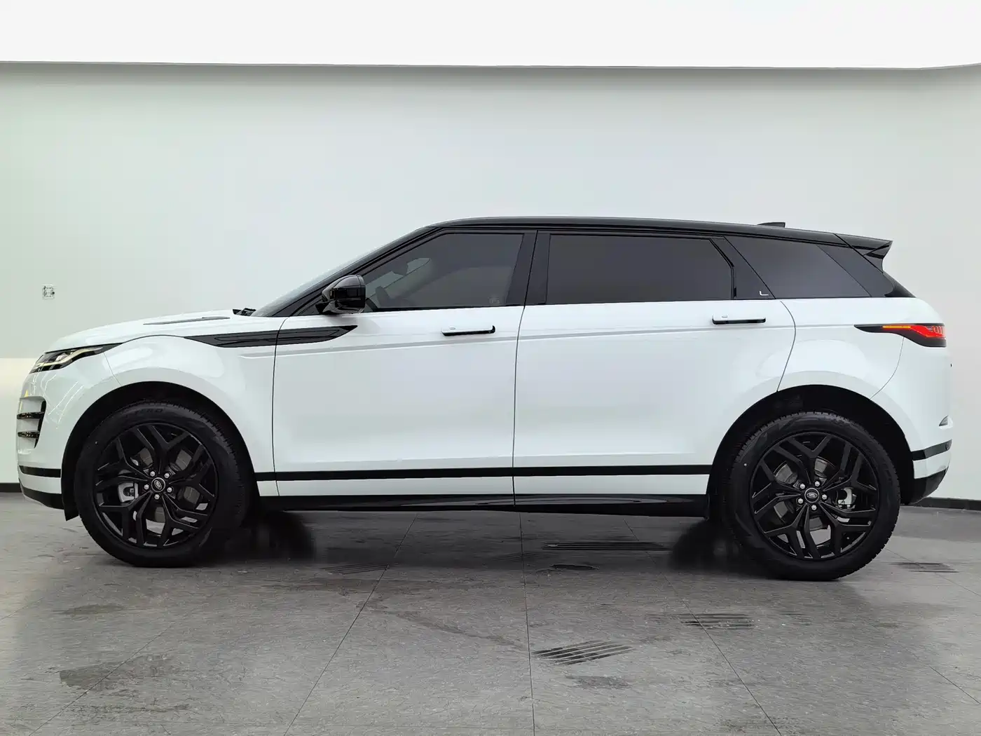 Land Rover Range Rover Evoque 2022 Range Rover Evoque L 249PS R-Dynamic Luxury Edition фото 15