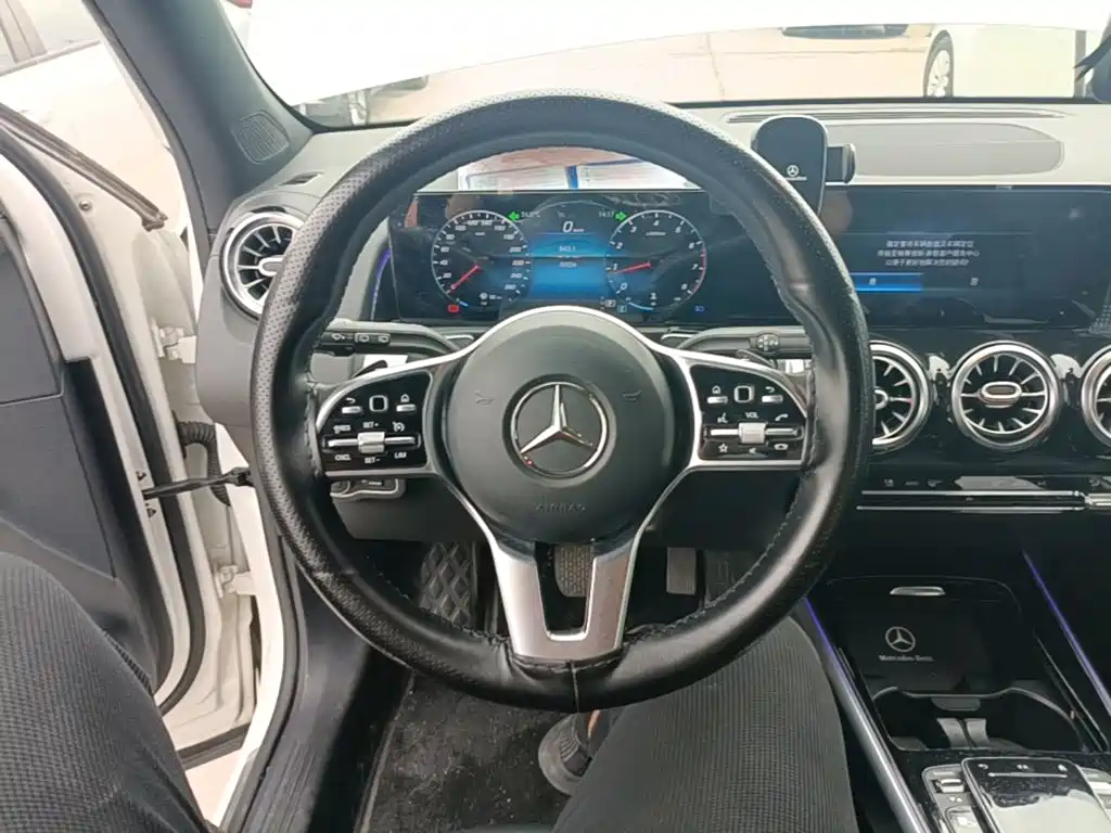 MERCEDES-BENZ GLB