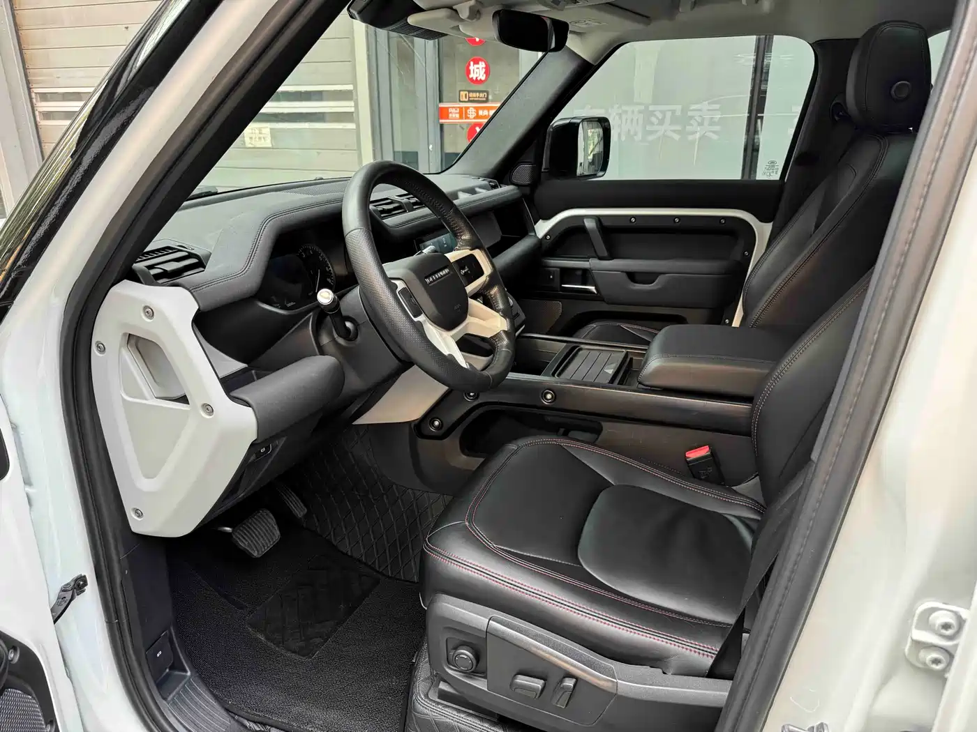 Land Rover Defender 2021 110 P400 SE фото 6