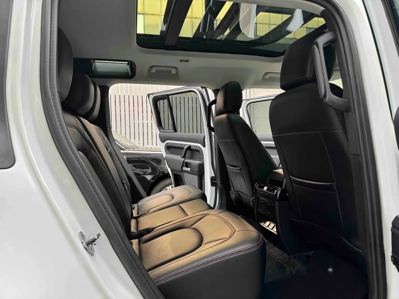 Land Rover Defender 2021 110 P400 SE фото 9