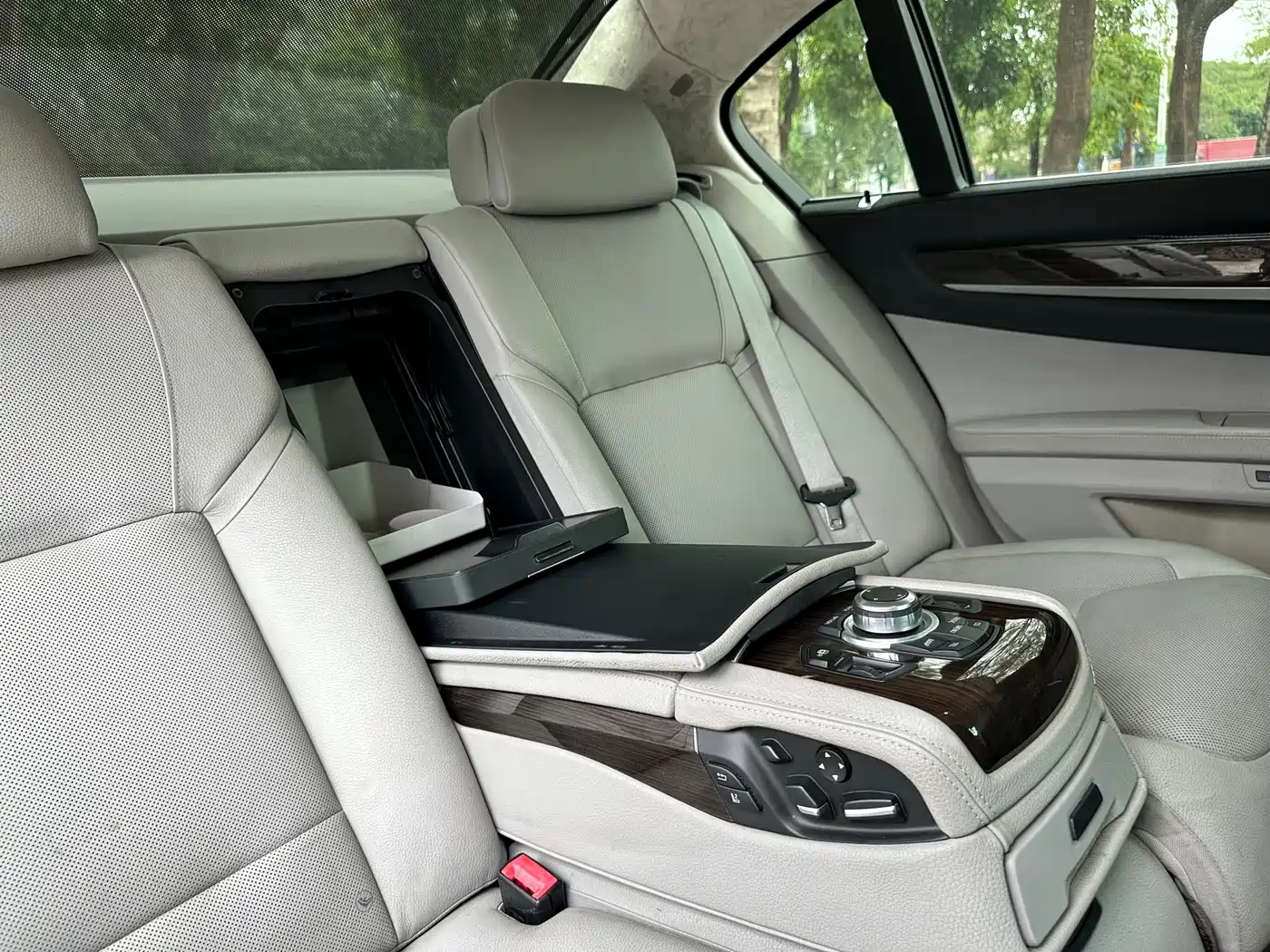 BMW 7 Series 2010 750Li фото 21
