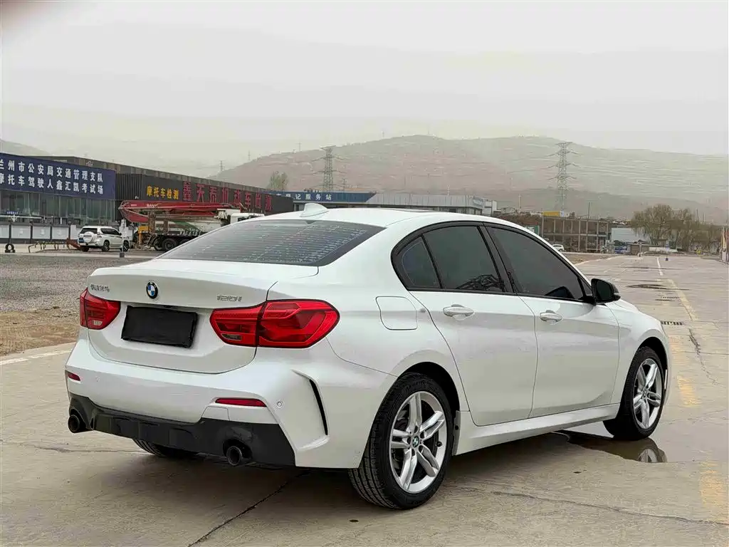 BMW 1 Series 2021 120i M Sport Shadow Edition фото 4